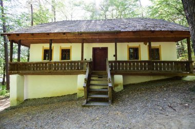 Geleneksel Romen tarzında ev, basitlik ve alçakgönüllülük, fayda ve doğal malzemeler, katı mimari, doğayla ilişkili olarak yapılmış, kapı eşiği kısa, pencereler küçük