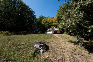 Geleneksel Romen tarzında ev, basitlik ve alçakgönüllülük, fayda ve doğal malzemeler, katı mimari, doğayla ilişkili olarak yapılmış, kapı eşiği kısa, pencereler küçük