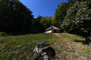 Geleneksel Romen tarzında ev, basitlik ve alçakgönüllülük, fayda ve doğal malzemeler, katı mimari, doğayla ilişkili olarak yapılmış, kapı eşiği kısa, pencereler küçük