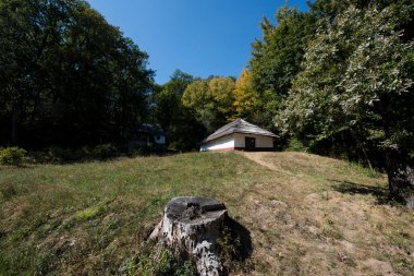 Geleneksel Romen tarzında ev, basitlik ve alçakgönüllülük, fayda ve doğal malzemeler, katı mimari, doğayla ilişkili olarak yapılmış, kapı eşiği kısa, pencereler küçük