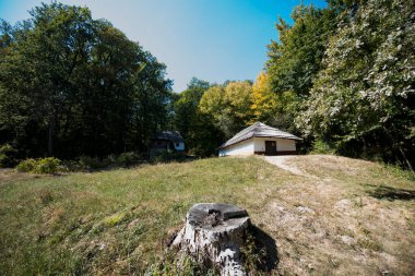Geleneksel Romen tarzında ev, basitlik ve alçakgönüllülük, fayda ve doğal malzemeler, katı mimari, doğayla ilişkili olarak yapılmış, kapı eşiği kısa, pencereler küçük