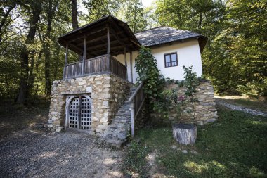 Geleneksel Romen tarzında ev, basitlik ve alçakgönüllülük, fayda ve doğal malzemeler, katı mimari, doğayla ilişkili olarak yapılmış, kapı eşiği kısa, pencereler küçük