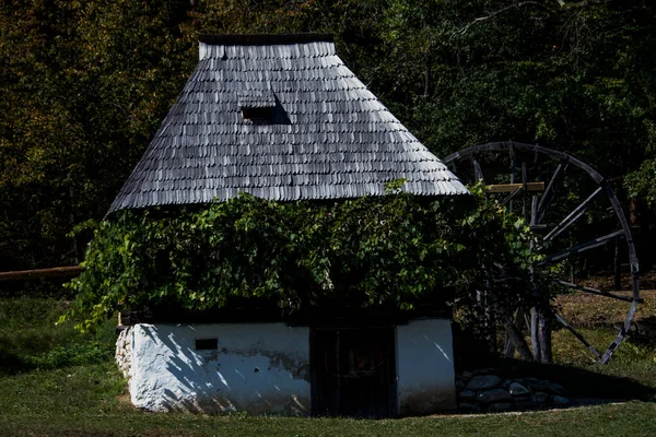 Geleneksel Romen tarzında ev, basitlik ve alçakgönüllülük, fayda ve doğal malzemeler, katı mimari, doğayla ilişkili olarak yapılmış, kapı eşiği kısa, pencereler küçük