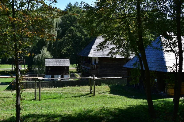 Geleneksel Romen tarzında ev, basitlik ve alçakgönüllülük, fayda ve doğal malzemeler, katı mimari, doğayla ilişkili olarak yapılmış, kapı eşiği kısa, pencereler küçük