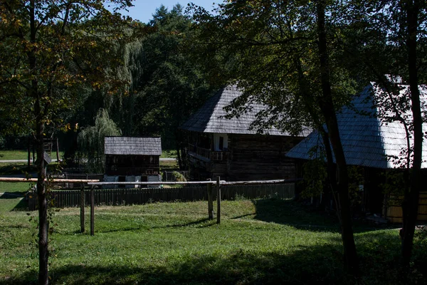 Geleneksel Romen tarzında ev, basitlik ve alçakgönüllülük, fayda ve doğal malzemeler, katı mimari, doğayla ilişkili olarak yapılmış, kapı eşiği kısa, pencereler küçük