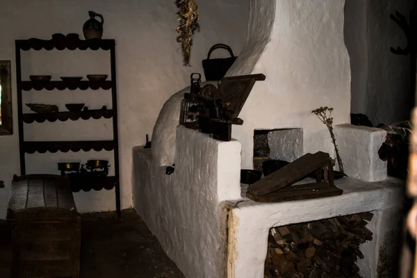 Geleneksel Rumen tarzında ev, doğaya dayanmak için basitlik, fayda ve doğal malzemelerle, katı mimari ile karakterize edilmiş.