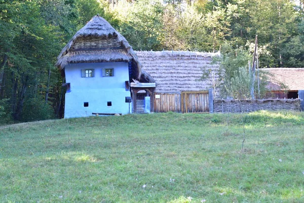 Dom Tradycyjnym Rumuńskim Stylu Charakteryzuje Się Prostotą Skromnością Użytecznością Naturalnymi — Zdjęcie stockowe