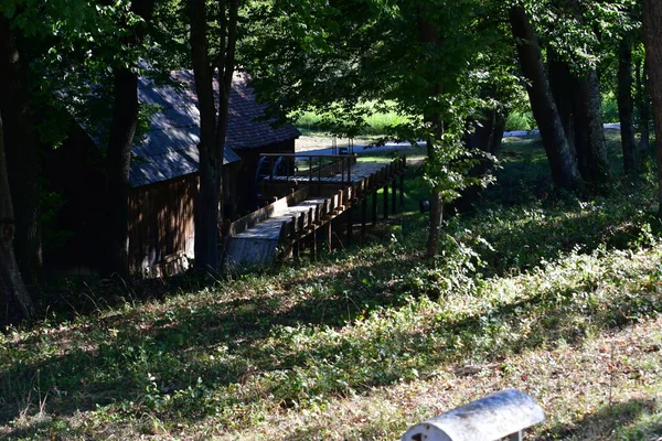 Geleneksel Romen tarzında ev, basitlik ve alçakgönüllülük, fayda ve doğal malzemeler, katı mimari, doğayla ilişkili olarak yapılmış, kapı eşiği kısa, pencereler küçük