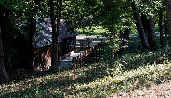 Geleneksel Romen tarzında ev, basitlik ve alçakgönüllülük, fayda ve doğal malzemeler, katı mimari, doğayla ilişkili olarak yapılmış, kapı eşiği kısa, pencereler küçük