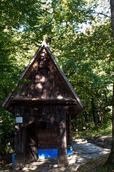 Geleneksel Romen tarzında ev, basitlik ve alçakgönüllülük, fayda ve doğal malzemeler, katı mimari, doğayla ilişkili olarak yapılmış, kapı eşiği kısa, pencereler küçük