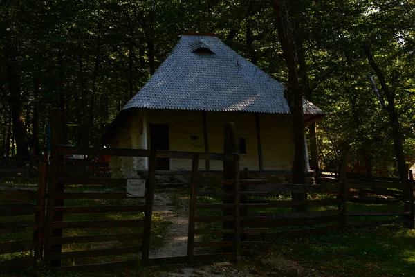 Geleneksel Romen tarzında ev, basitlik ve alçakgönüllülük, fayda ve doğal malzemeler, katı mimari, doğayla ilişkili olarak yapılmış, kapı eşiği kısa, pencereler küçük