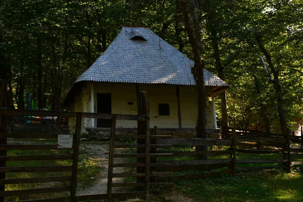 Geleneksel Romen tarzında ev, basitlik ve alçakgönüllülük, fayda ve doğal malzemeler, katı mimari, doğayla ilişkili olarak yapılmış, kapı eşiği kısa, pencereler küçük