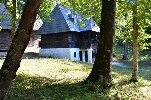 Geleneksel Romen tarzında ev, basitlik ve alçakgönüllülük, fayda ve doğal malzemeler, katı mimari, doğayla ilişkili olarak yapılmış, kapı eşiği kısa, pencereler küçük