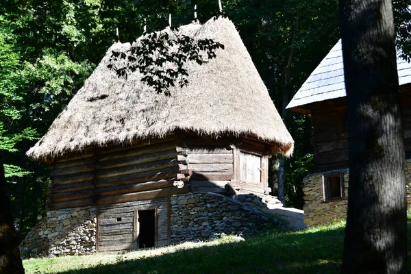 Tradiční Pastýřský Dům Stěnami Jedlových Trámů Vyřezávaný Čtyř Stran Koncích — Stock fotografie