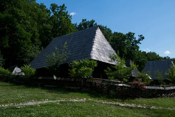 Geleneksel Romen tarzında ev, basitlik ve alçakgönüllülük, fayda ve doğal malzemeler, katı mimari, doğayla ilişkili olarak yapılmış, kapı eşiği kısa, pencereler küçük