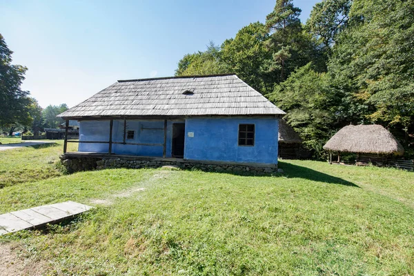 Geleneksel Romen tarzında ev, basitlik ve alçakgönüllülük, fayda ve doğal malzemeler, katı mimari, doğayla ilişkili olarak yapılmış, kapı eşiği kısa, pencereler küçük