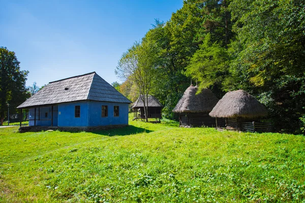 Geleneksel Romen tarzında ev, basitlik ve alçakgönüllülük, fayda ve doğal malzemeler, katı mimari, doğayla ilişkili olarak yapılmış, kapı eşiği kısa, pencereler küçük