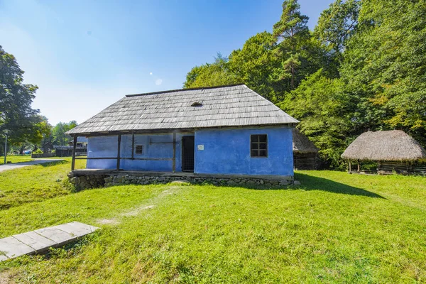 Geleneksel Romen tarzında ev, basitlik ve alçakgönüllülük, fayda ve doğal malzemeler, katı mimari, doğayla ilişkili olarak yapılmış, kapı eşiği kısa, pencereler küçük