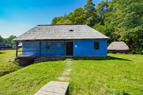 Geleneksel Romen tarzında ev, basitlik ve alçakgönüllülük, fayda ve doğal malzemeler, katı mimari, doğayla ilişkili olarak yapılmış, kapı eşiği kısa, pencereler küçük