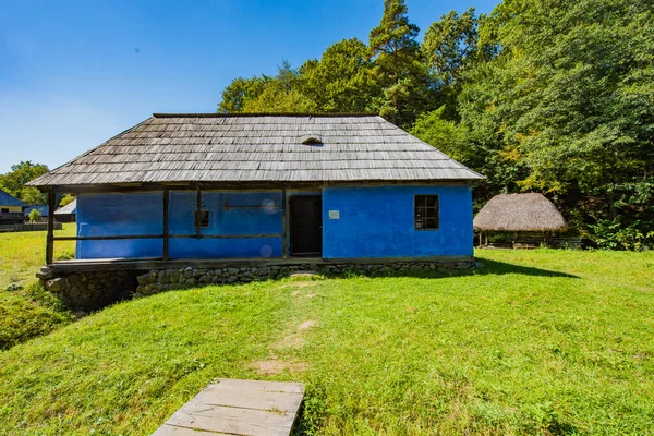 Geleneksel Romen tarzında ev, basitlik ve alçakgönüllülük, fayda ve doğal malzemeler, katı mimari, doğayla ilişkili olarak yapılmış, kapı eşiği kısa, pencereler küçük