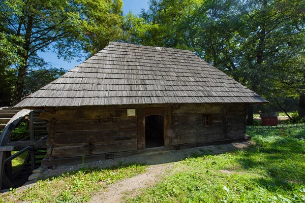 Geleneksel Romen tarzında ev, basitlik ve alçakgönüllülük, fayda ve doğal malzemeler, katı mimari, doğayla ilişkili olarak yapılmış, kapı eşiği kısa, pencereler küçük
