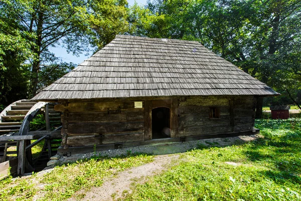 Geleneksel Romen tarzında ev, basitlik ve alçakgönüllülük, fayda ve doğal malzemeler, katı mimari, doğayla ilişkili olarak yapılmış, kapı eşiği kısa, pencereler küçük