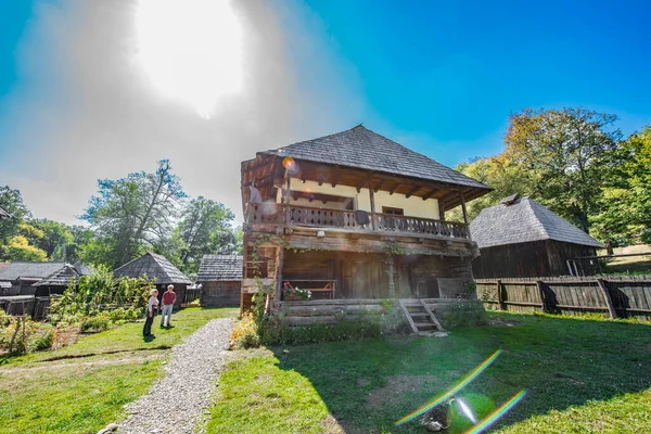 Geleneksel Romen tarzında ev, basitlik ve alçakgönüllülük, fayda ve doğal malzemeler, katı mimari, doğayla ilişkili olarak yapılmış, kapı eşiği kısa, pencereler küçük