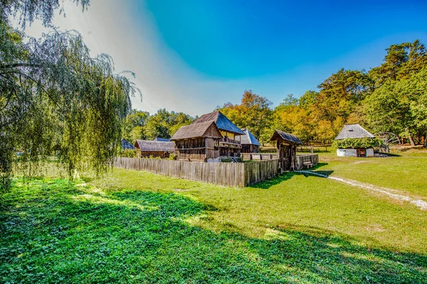 Geleneksel Romen tarzında ev, basitlik ve alçakgönüllülük, fayda ve doğal malzemeler, katı mimari, doğayla ilişkili olarak yapılmış, kapı eşiği kısa, pencereler küçük