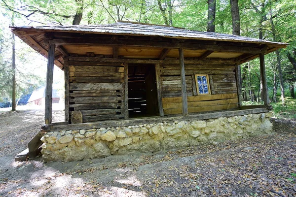 Geleneksel Romen tarzında ev, basitlik ve alçakgönüllülük, fayda ve doğal malzemeler, katı mimari, doğayla ilişkili olarak yapılmış, kapı eşiği kısa, pencereler küçük