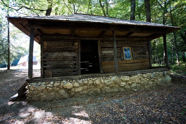 Geleneksel Romen tarzında ev, basitlik ve alçakgönüllülük, fayda ve doğal malzemeler, katı mimari, doğayla ilişkili olarak yapılmış, kapı eşiği kısa, pencereler küçük