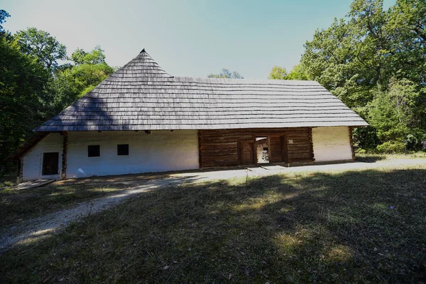 Geleneksel Romen tarzında ev, basitlik ve alçakgönüllülük, fayda ve doğal malzemeler, katı mimari, doğayla ilişkili olarak yapılmış, kapı eşiği kısa, pencereler küçük