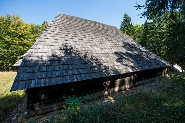 Geleneksel Romen tarzında ev, basitlik ve alçakgönüllülük, fayda ve doğal malzemeler, katı mimari, doğayla ilişkili olarak yapılmış, kapı eşiği kısa, pencereler küçük