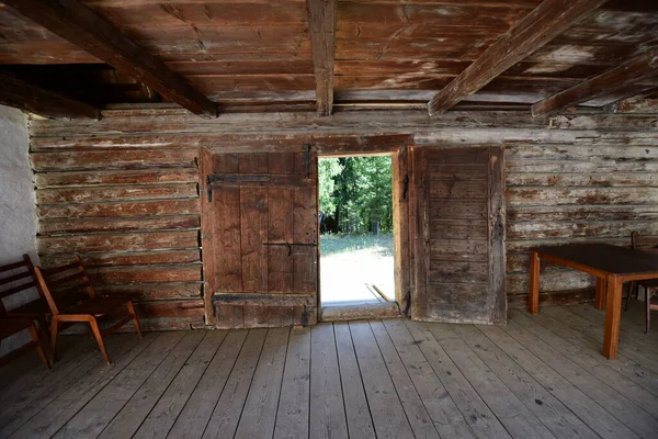 Geleneksel Rumen tarzında ev, doğaya dayanmak için basitlik, fayda ve doğal malzemelerle, katı mimari ile karakterize edilmiş.