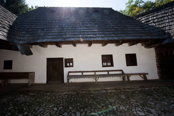 Rumah Dalam Gaya Tradisional Rumania Ditandai Dengan Kesederhanaan Dan Kesopanan — Stok Foto