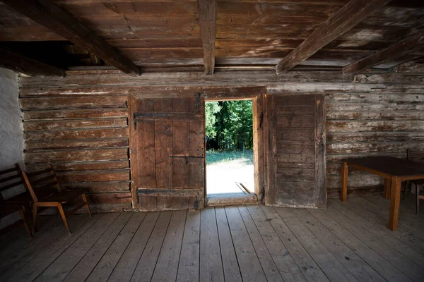 Geleneksel Rumen tarzında ev, doğaya dayanmak için basitlik, fayda ve doğal malzemelerle, katı mimari ile karakterize edilmiş.