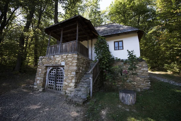 Geleneksel Romen tarzında ev, basitlik ve alçakgönüllülük, fayda ve doğal malzemeler, katı mimari, doğayla ilişkili olarak yapılmış, kapı eşiği kısa, pencereler küçük