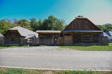 Geleneksel Romen tarzında ev, basitlik ve alçakgönüllülük, fayda ve doğal malzemeler, katı mimari, doğayla ilişkili olarak yapılmış, kapı eşiği kısa, pencereler küçük