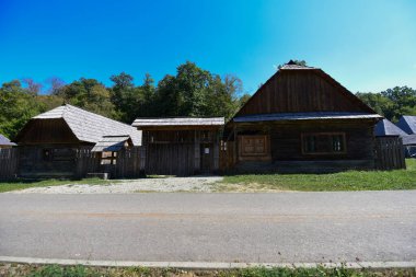 Geleneksel Romen tarzında ev, basitlik ve alçakgönüllülük, fayda ve doğal malzemeler, katı mimari, doğayla ilişkili olarak yapılmış, kapı eşiği kısa, pencereler küçük