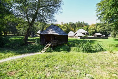 Geleneksel Romen tarzında ev, basitlik ve alçakgönüllülük, fayda ve doğal malzemeler, katı mimari, doğayla ilişkili olarak yapılmış, kapı eşiği kısa, pencereler küçük