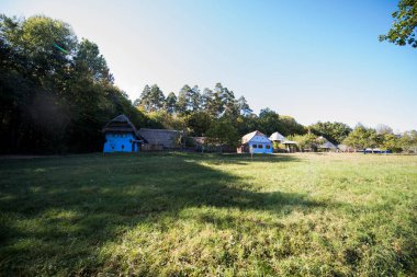 Geleneksel Romen tarzında ev, basitlik ve alçakgönüllülük, fayda ve doğal malzemeler, katı mimari, doğayla ilişkili olarak yapılmış, kapı eşiği kısa, pencereler küçük