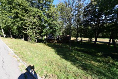 Geleneksel Romen tarzında ev, basitlik ve alçakgönüllülük, fayda ve doğal malzemeler, katı mimari, doğayla ilişkili olarak yapılmış, kapı eşiği kısa, pencereler küçük