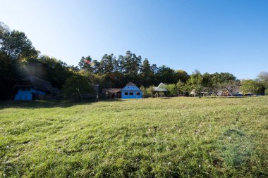Geleneksel Romen tarzında ev, basitlik ve alçakgönüllülük, fayda ve doğal malzemeler, katı mimari, doğayla ilişkili olarak yapılmış, kapı eşiği kısa, pencereler küçük