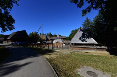 Geleneksel Romen tarzında ev, basitlik ve alçakgönüllülük, fayda ve doğal malzemeler, katı mimari, doğayla ilişkili olarak yapılmış, kapı eşiği kısa, pencereler küçük