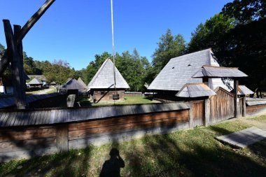Geleneksel Romen tarzında ev, basitlik ve alçakgönüllülük, fayda ve doğal malzemeler, katı mimari, doğayla ilişkili olarak yapılmış, kapı eşiği kısa, pencereler küçük