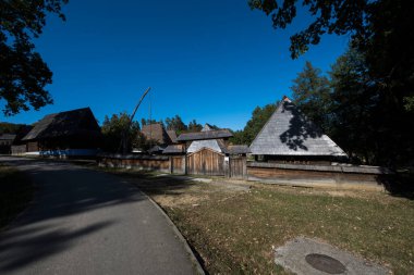 Geleneksel Romen tarzında ev, basitlik ve alçakgönüllülük, fayda ve doğal malzemeler, katı mimari, doğayla ilişkili olarak yapılmış, kapı eşiği kısa, pencereler küçük