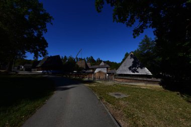 Geleneksel Romen tarzında ev, basitlik ve alçakgönüllülük, fayda ve doğal malzemeler, katı mimari, doğayla ilişkili olarak yapılmış, kapı eşiği kısa, pencereler küçük