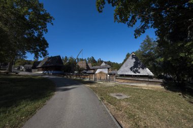 Geleneksel Romen tarzında ev, basitlik ve alçakgönüllülük, fayda ve doğal malzemeler, katı mimari, doğayla ilişkili olarak yapılmış, kapı eşiği kısa, pencereler küçük