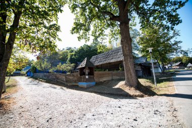 Geleneksel Romen tarzında ev, basitlik ve alçakgönüllülük, fayda ve doğal malzemeler, katı mimari, doğayla ilişkili olarak yapılmış, kapı eşiği kısa, pencereler küçük