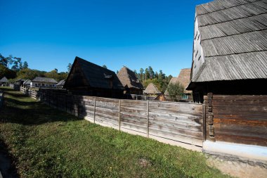Geleneksel Romen tarzında ev, basitlik ve alçakgönüllülük, fayda ve doğal malzemeler, katı mimari, doğayla ilişkili olarak yapılmış, kapı eşiği kısa, pencereler küçük