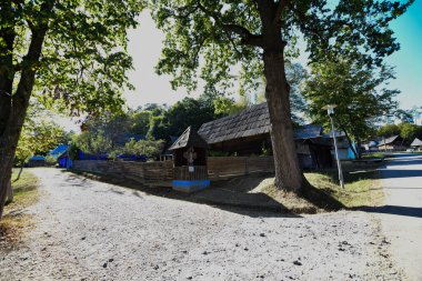 Geleneksel Romen tarzında ev, basitlik ve alçakgönüllülük, fayda ve doğal malzemeler, katı mimari, doğayla ilişkili olarak yapılmış, kapı eşiği kısa, pencereler küçük